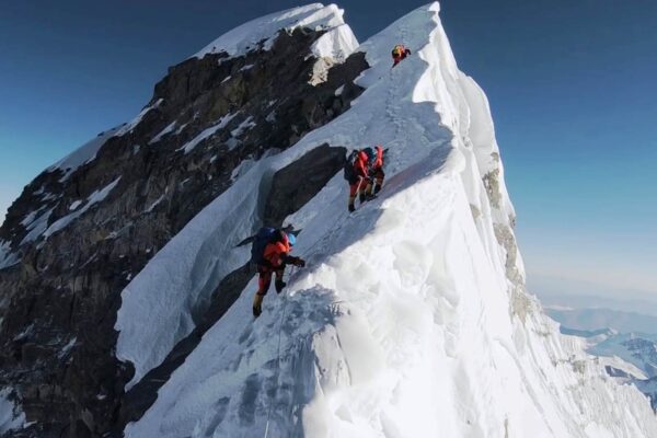 विश्वको सर्वाेच्च शिखर सगरमाथा आरोहणमा नयाँ सफलताः ८८० आरोही चुचुरोमा, नयाँ कीर्तिमान विश्वको सर्वाेच्च शिखर सगरमाथा आरोहणमा नयाँ सफलताः ८८० आरोही चुचुरोमा, नयाँ कीर्तिमान
