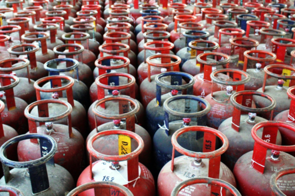 ग्यास अभाव गर्ने र कालाबजारी गर्नेलाई कारवाही गर्न बिक्रेताको माग