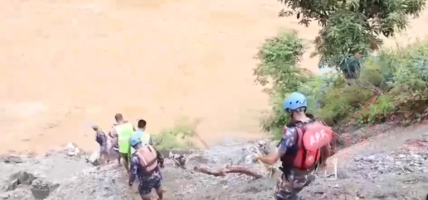 चितवनमा पहिरोमा परेर यात्रुसहित दुई गाडी बेपत्ताः खोजीकार्यका लागि गोताखोर परिचालन
