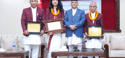 प्रधानमन्त्री ओलीबाट पदक विजेता पलेसालाई ६५ पुरस्कार प्रदान