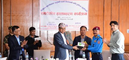 डिजिटल लाइसेन्सको नियमन स्मार्ट फोनबाट, ट्राफिक प्रहरीलाई १ सय ४ थान स्मार्ट फोन हस्तान्तरण