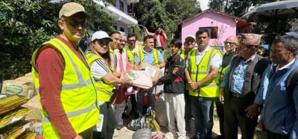 एनआरएनएद्वारा दक्षिणकाली र सिस्नेरीका बाढी तथा पहिरो प्रभावित १२० परिवारलाई राहत वितरण