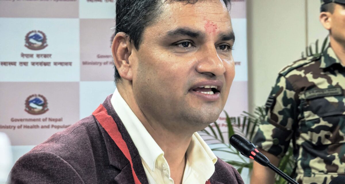 स्वास्थ्य बीमा सरकारले बन्द हुन दिनुहुँदैनः प्रदीप पौडेल