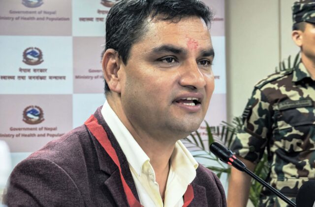 स्वास्थ्य बीमा सरकारले बन्द हुन दिनुहुँदैनः प्रदीप पौडेल