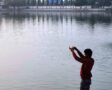 अस्ताउँदो सूर्यलाई अर्घ दिएर पूजा आराधना गरी छठ पर्व मनाइँदै अस्ताउँदो सूर्यलाई अर्घ दिएर पूजा आराधना गरी छठ पर्व मनाइँदै