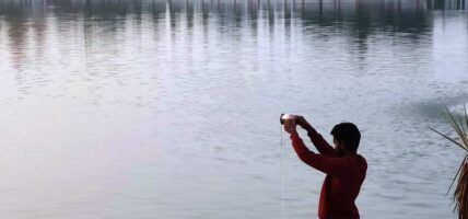 अस्ताउँदो सूर्यलाई अर्घ दिएर पूजा आराधना गरी छठ पर्व मनाइँदै