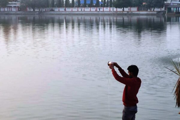 अस्ताउँदो सूर्यलाई अर्घ दिएर पूजा आराधना गरी छठ पर्व मनाइँदै अस्ताउँदो सूर्यलाई अर्घ दिएर पूजा आराधना गरी छठ पर्व मनाइँदै