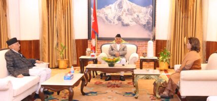 राष्ट्रपतिलाई भेटेर प्रधानमन्त्रीले गराए चीन भ्रमणको जानकारी
