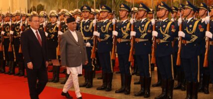 प्रधानमन्त्री ओलीलाई चिनियाँ समकक्षी छ्याङ्ले गरे स्वागत, ओलीको सम्मानमा चिनियाँ जनमुक्ति सेनाद्धारा ‘गार्ड अफ अनर’ प्रस्तुत