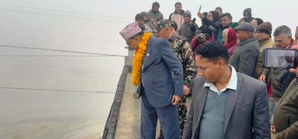 जब्दीघाटमा नयाँ पुल निर्माण प्रकृयामा, निर्माण सम्पन्न भएर उद्घाटन हुन नपाउँदै क्षतिग्रस्त पुलको मन्त्रीले गरे निरीक्षण
