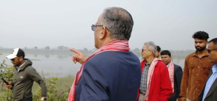 भूमाफियाको चङ्गुलबाट जोगाएर बर्जु तालको संरक्षण र विकास गरिदिन भन्दै प्रचण्डलाई ज्ञापनपत्र