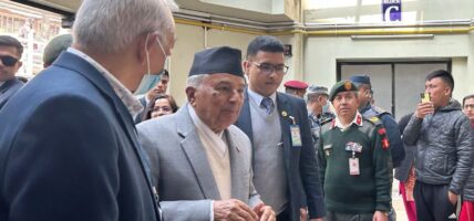 अर्थमन्त्री र पोखराका मेयरको स्वास्थ्य अवस्थाबारे जानकारी लिन राष्ट्रपति रामचन्द्र पौडेल कीर्तिपुर अस्पतालमा