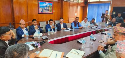 अब मापदण्ड विपरितका सवारी साधनलाई रोकिने