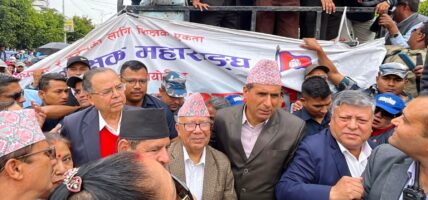 शिक्षकहरुको आन्दोलनमा पुगेर नेकपा एसले जनायो ऐक्यद्धता
