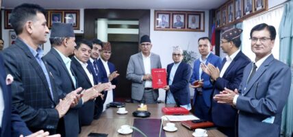 राजस्व परामर्श समितिद्वारा अर्थमन्त्री समक्ष प्रतिवेदन पेश,  आर्थिक क्रियाकलापलाई कर प्रणालीमा समेट्न र कर आधार विस्तार गर्न सुझाव