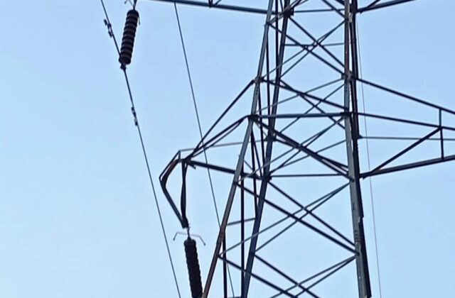 चट्याङका कारण ट्रान्सफर्मरमा क्षति पुगेपछि अवरुद्ध विद्युत ६५ घण्टापछि सुचारु