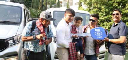 आक्र्स ग्रुपले नेपालमा भित्र्यायो १४ सिटे जुबाओ विद्युतीय भ्यान, स्वयम्भू हारती टुर्सलाई १८ थान भ्यान हस्तान्तरण