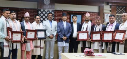 वैदेशिक रोजगारबाट फर्किएर उद्यम गरेका ८ जना उद्यमी नगद रकमसहित श्रम मन्त्रालयबाट पुरस्कृत