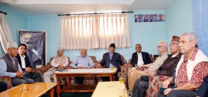 प्रचण्ड र माधव नेपालसहित पेरिसडाँडामा पाँच कम्युनिष्ट पार्टीहरूको बैठक