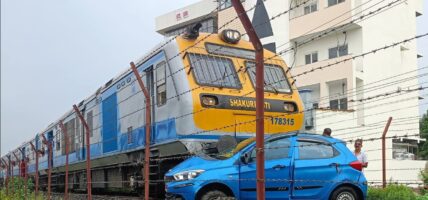 जनकपुरमा रेल र टाटा कार ठोक्किए, गाडी भित्र सबैजना सुरक्षित