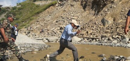 विपी राजमार्ग अनुगमन गर्दै कुलमान घिसिङ-लाइफ लाइन सडकलाई छिटो सञ्चालनमा ल्याउन निर्देशन 