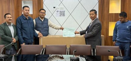 इप्पानद्धारा ऊर्जा मन्त्रालयलाई चार थान टेलिभिजन हस्तान्तरण