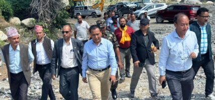 मन्त्री कुलमान घिसिङले वीपी राजमार्गको निरिक्षण गर्दै भने–सतर्कता अपनाएर गाडी चलाउनु