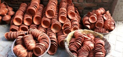 तिहारका लागि माटाका पालासहितका भाँडा बनाउन भ्याइनभ्याइ (फोटोफिचर)