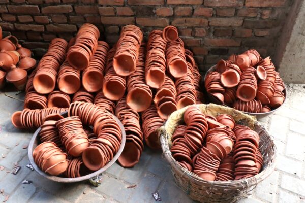 तिहारका लागि माटाका पालासहितका भाँडा बनाउन भ्याइनभ्याइ (फोटोफिचर)