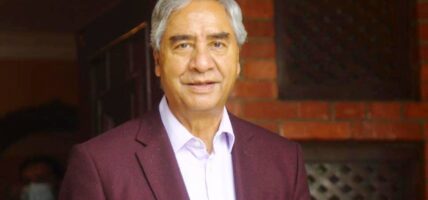 थप उपचारका लागि देउवा दम्पती मध्यरातमा लागे सिंगापुर