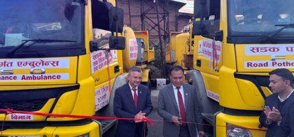 काठमाडौंमा सडक एम्बुलेन्स:कतै खाल्डाखुल्डी देख्यो कि तत्काल मर्मत गरिहाल्ने !