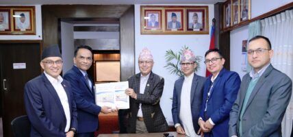 गभर्नर पौडेलद्धारा अर्थमन्त्री खनालसमक्ष राष्ट्र बैंकको आर्थिक वर्ष २०८१/८२ को प्रतिवेदन पेश