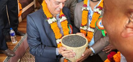अध्यक्ष ढकाललाई कोशेली, धादिङको एक डाली मास !