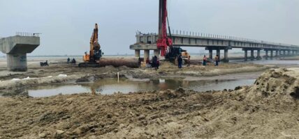 चैतभित्र सञ्चालनमा ल्याउनेगरी सिराहा र धनुषा जोड्ने कमला पुलको बाँकी काम हुँदै