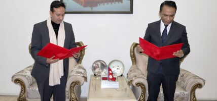 नबिल बैंकका अध्यक्ष निर्वाण कुमार चौधरीद्वारा राष्ट्र बैंकका गर्भनरबाट शपथ ग्रहण
