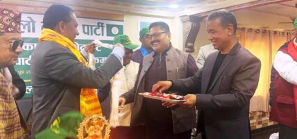 विभिन्न दल परित्याग गरी ५०० भन्दा बढी नेता–कार्यकर्ता कुलमानको उज्यालो नेपाल पार्टीमा प्रवेश