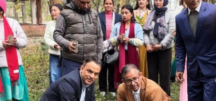 सन नेपाल लाइफ इन्स्योरेन्सको “न्यानो ज्याकेट वितरण, बिउ वितरण तथा वृक्षारोपण कार्यक्रम” सम्पन्न