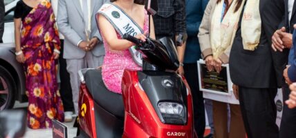 मिसेस नेपाल वर्ल्ड रक्षा पन्तले पाइन् इलेक्ट्रिक स्कुटर