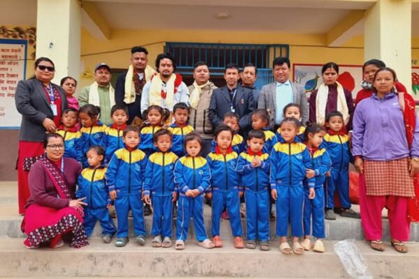 पत्तालिनी आधारभूत विद्यालयका १४५ विद्यार्थीलाई सामाजिक व्यक्तित्वकाे सहयाेगमा पाेसाक वितरण