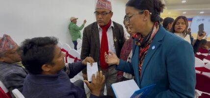 पोखरामा रास्वपा उम्मेद्वारमाथि खनिए सहकारीपीडित, उम्मेद्वारलाई दिए विद्यालयको बिल