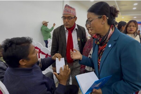 पोखरामा रास्वपा उम्मेद्वारमाथि खनिए सहकारीपीडित, उम्मेद्वारलाई दिए विद्यालयको बिल पोखरामा रास्वपा उम्मेद्वारमाथि खनिए सहकारीपीडित, उम्मेद्वारलाई दिए विद्यालयको बिल