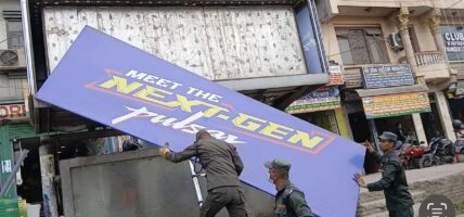 नविकरण नभएपछि काठमाडौँ महानगरले हटाउन थाल्यो विज्ञापन सामग्री