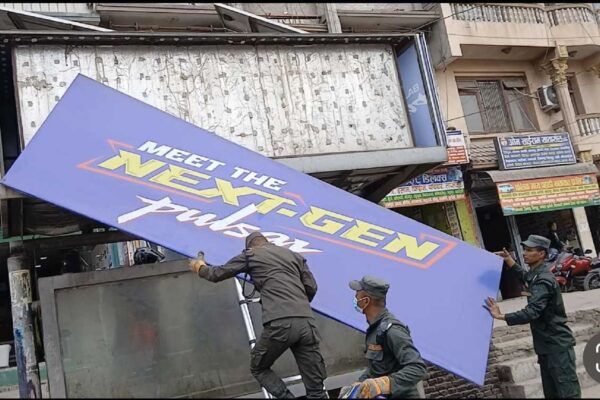 नविकरण नभएपछि काठमाडौँ महानगरले हटाउन थाल्यो विज्ञापन सामग्री