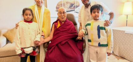 दलाई लामासँग वरुण चौधरीको भेट, लिए आशीर्वाद