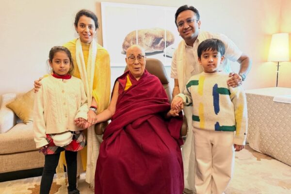 दलाई लामासँग वरुण चौधरीको भेट, लिए आशीर्वाद