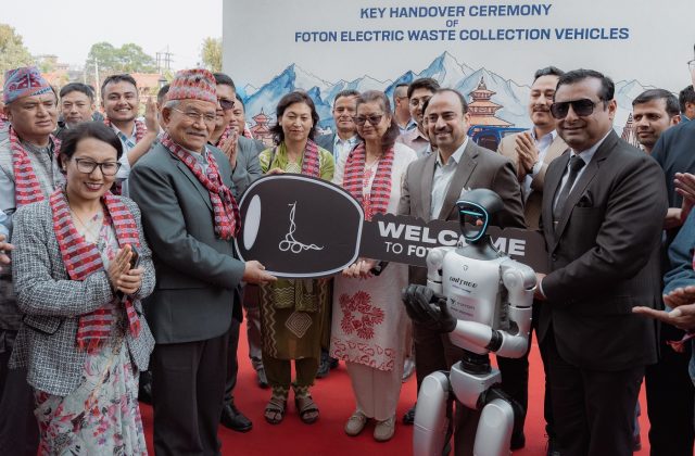 ललितपुर महानगरलाई ११ थान फोटोन टिएम१ हस्तान्तरणः नेपालमै पहिलो पटक फोहोर संकलनका लागि इलेक्ट्रिक गाडी प्रयोग हुने