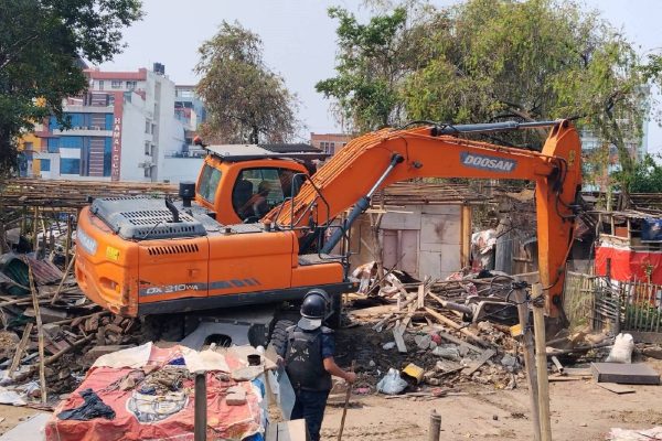 मनोहरा सुकम्बासी बस्तीमा सुरक्षाकर्मीको बाक्लो उपस्थितिमा डोजर