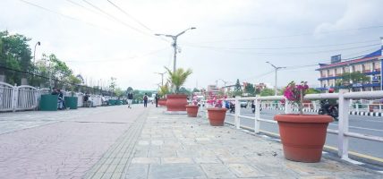 आहा ! सहरलाई सुन्दर बनाउन सडक किनारामा गमलामा फूल रोप्दै काठमाडौँ महानगरपालिका (फोटोफिचर)