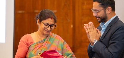 साक्षर मधेश प्रदेश तयारी सम्बन्धी उच्चस्तरीय विज्ञ कार्यदलको प्रतिवेदन हस्तान्तरण