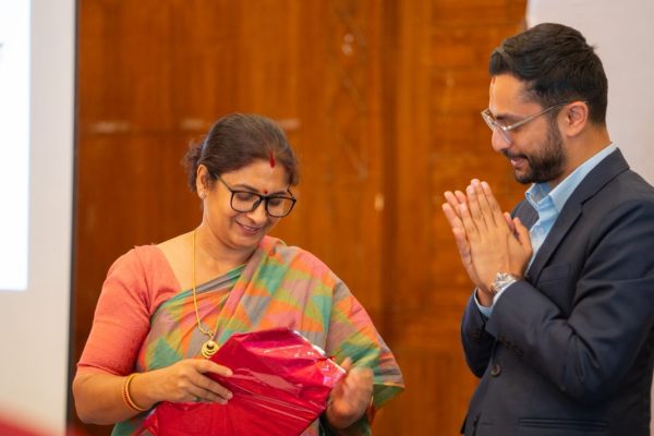 साक्षर मधेश प्रदेश तयारी सम्बन्धी उच्चस्तरीय विज्ञ कार्यदलको प्रतिवेदन हस्तान्तरण